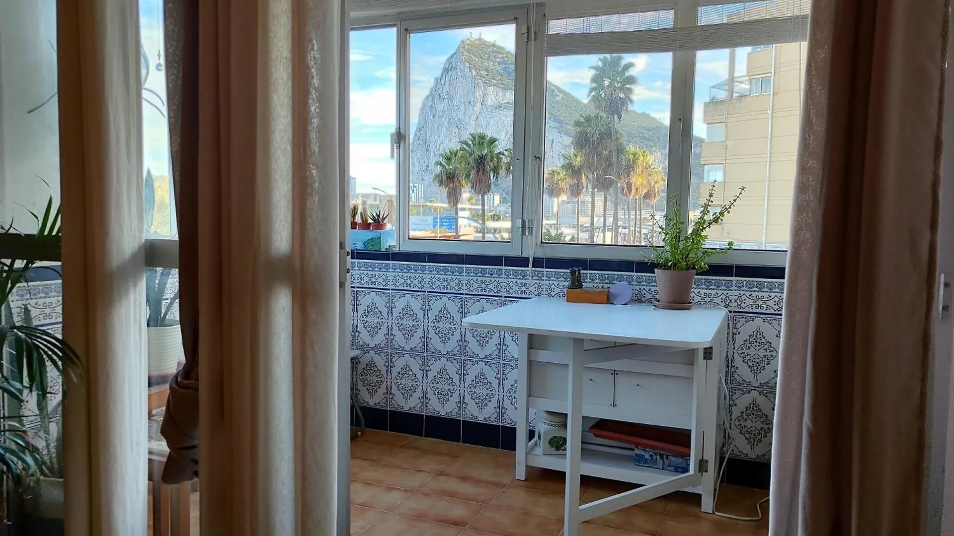 Room Private Bathroom In Shared Apartment 50M From Gibraltar La Línea de la Concepción